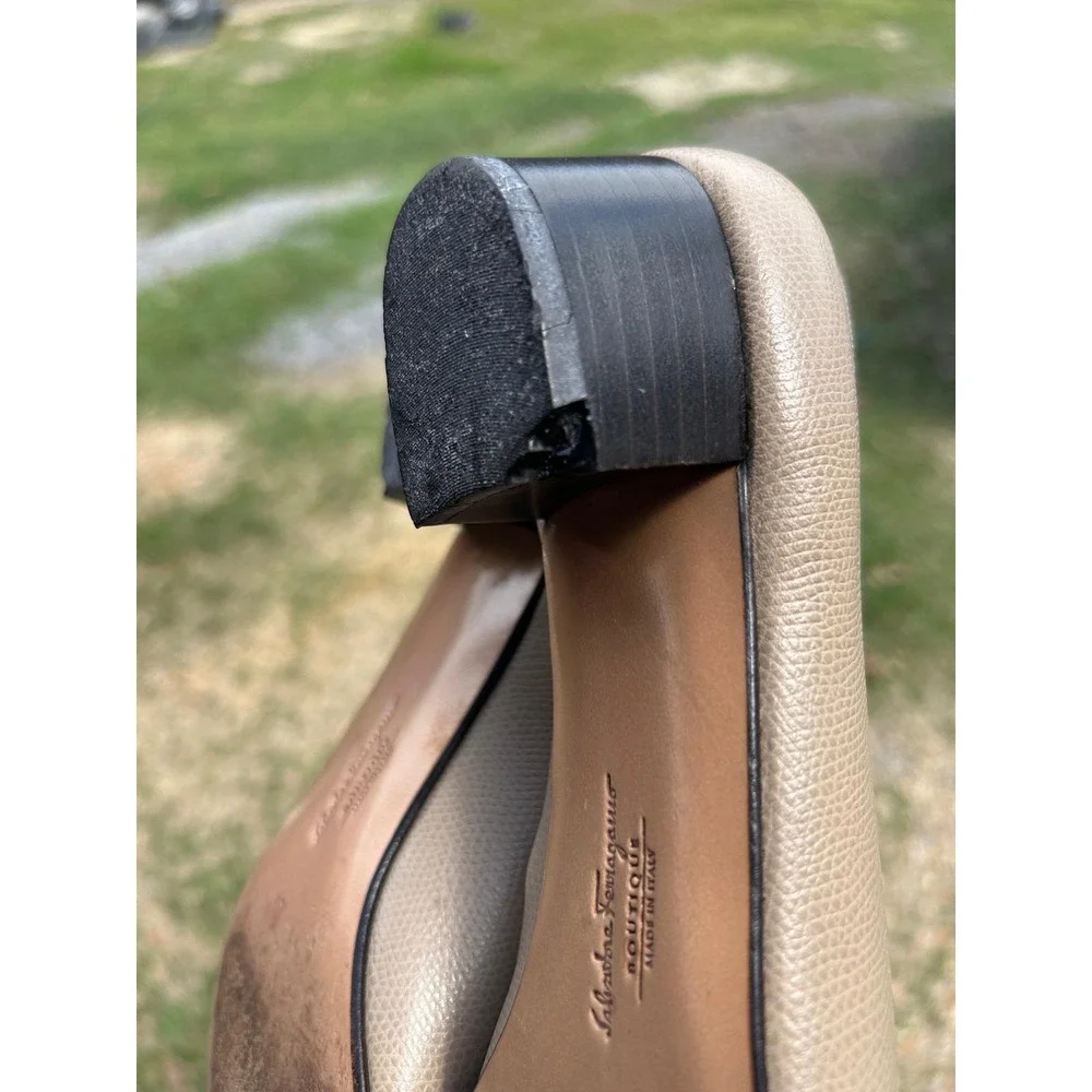 Salvatore Ferragamo Vara Pump Womens 8.5 AA Beige Pebbled Leather Bow Good